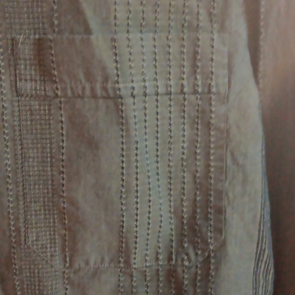 Size XLarge Men's Button Up - Picture 5 of 6